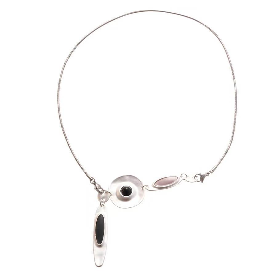 Halsband aus mattsilbernem Leder mit tropfenförmigem Anhänger