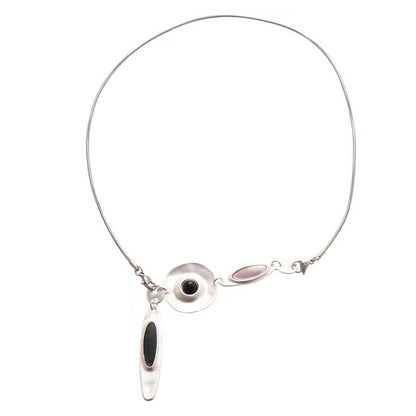 Halsband aus mattsilbernem Leder mit tropfenförmigem Anhänger