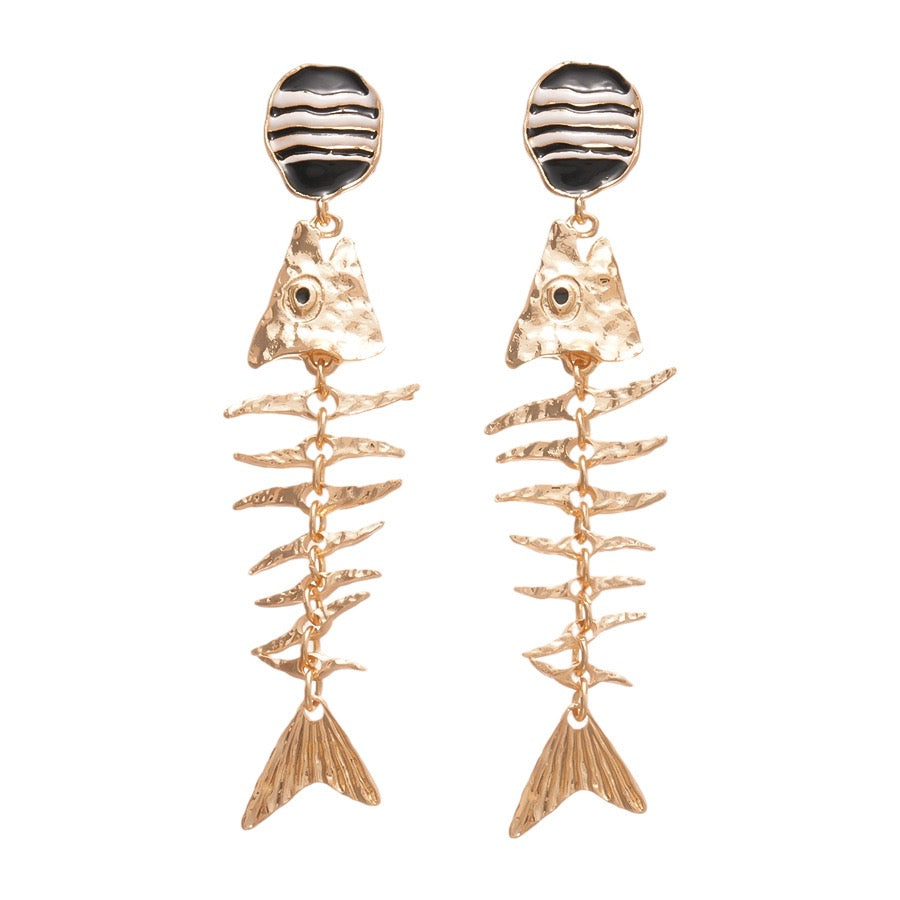 Geometrische Ohrringe im Fischgrätenmuster 