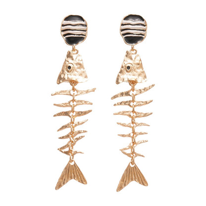 Geometrische Ohrringe im Fischgrätenmuster 