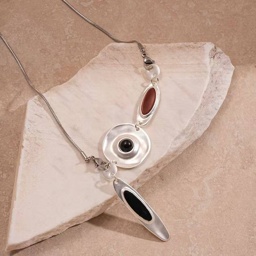 Halsband aus mattsilbernem Leder mit tropfenförmigem Anhänger