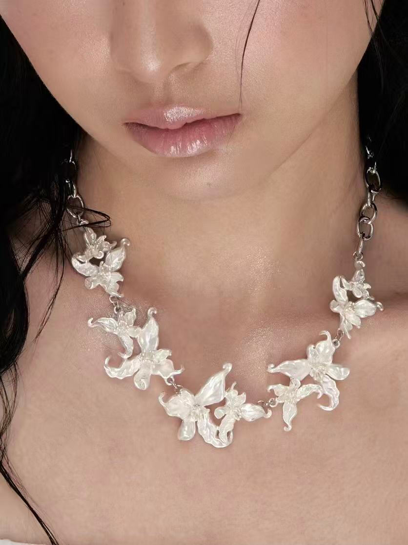 Hvid Iris Halskæde – Symbol på Elegance