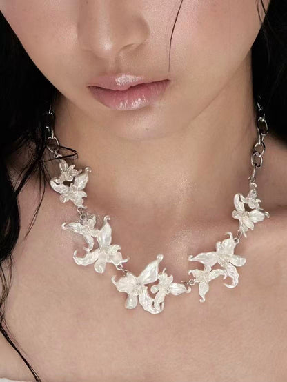 Hvid Iris Halskæde – Symbol på Elegance