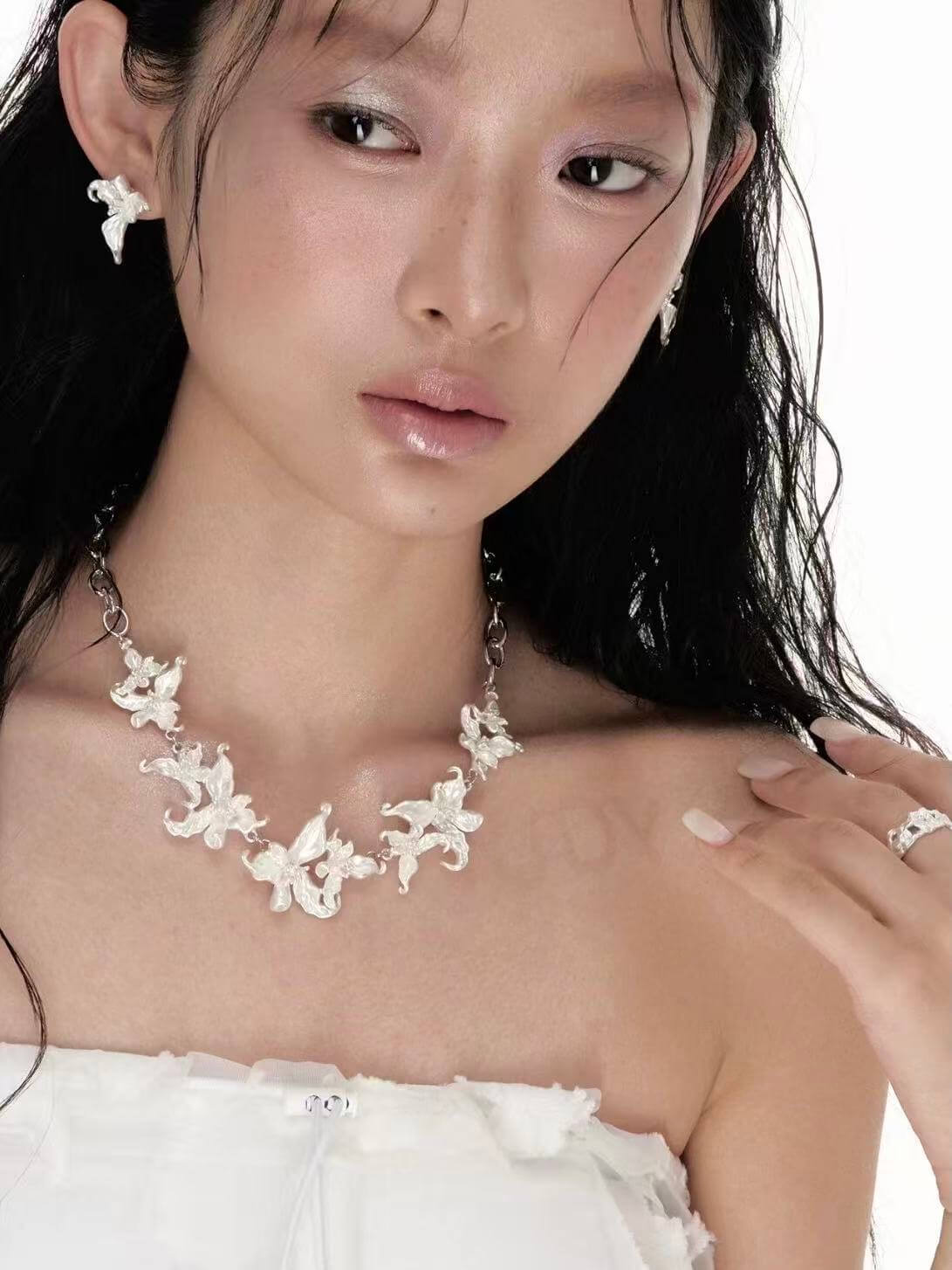 Hvid Iris Halskæde – Symbol på Elegance