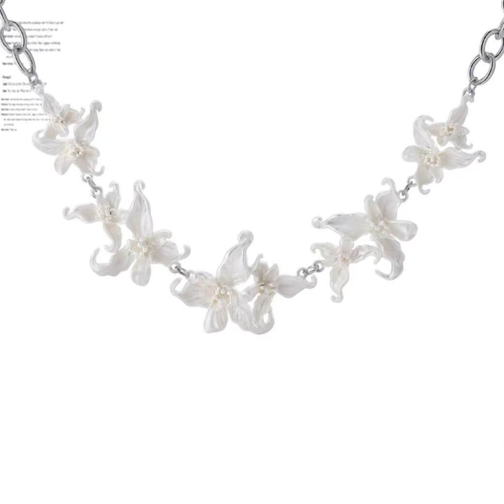 Hvid Iris Halskæde – Symbol på Elegance