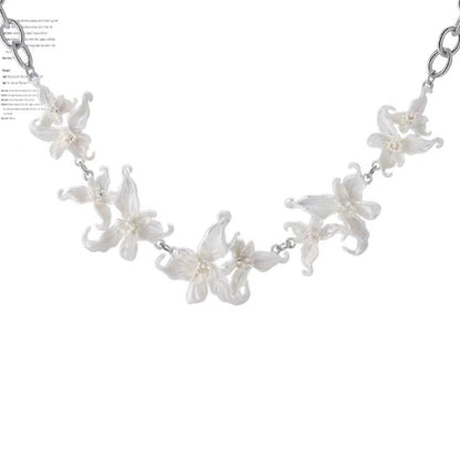 Hvid Iris Halskæde – Symbol på Elegance