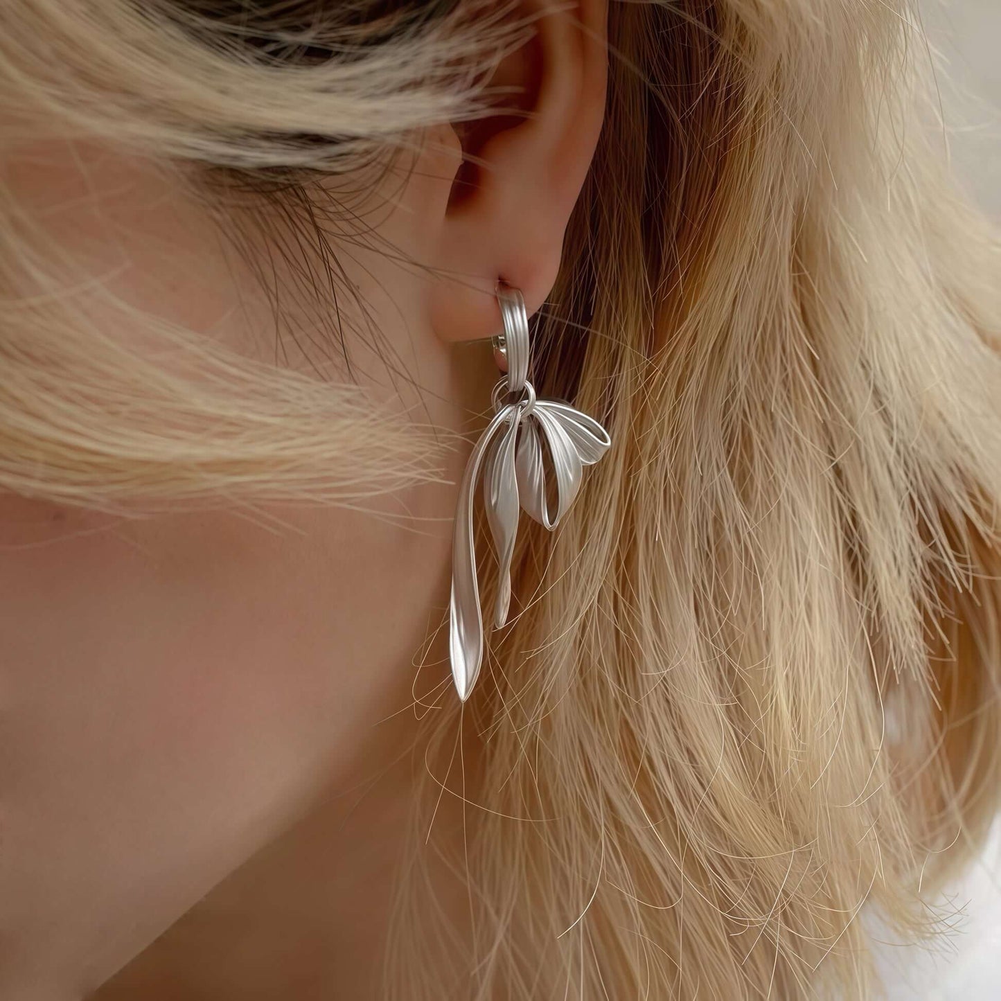 Mehrlagige Ohrringe mit Blättermuster in mattem Silber