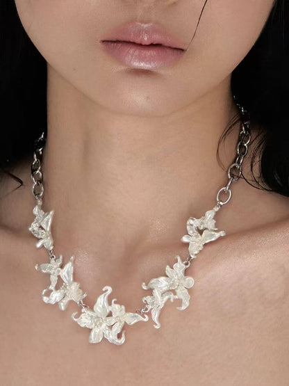 Hvid Iris Halskæde – Symbol på Elegance