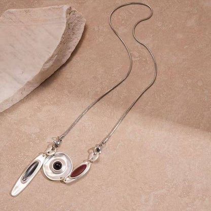 Halsband aus mattsilbernem Leder mit tropfenförmigem Anhänger